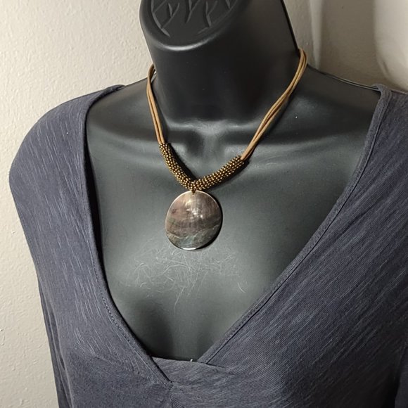 Lia Sophia Brown Shell Pendant Necklace Adjustable 16 To 17 Inches Long - Picture 10 of 10